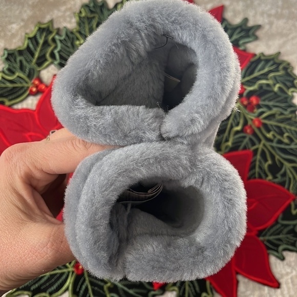 Brand New UGG Shearling Sheepskin Handsewn Touchscreen Gray Gloves Leather Trim - Picture 11 of 15